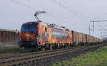 Lokomotive 193 878 legt sich am 11.01.2023 mit einem Güterzug in die Fotokurve bei Porz am Rhein.