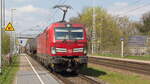 DB 193 399 mit einem Kesselzug am 21. April 2023 im Bahnhhof Dabendorf.