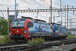 Am 16.06.2023 schleppt die Siemens Vectron 193 528-7 die Siemens Vectron 193 475-1 durch den Bahnhof Pratteln.