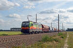 Mit einem Rail Cargo Hungaria-Getreidezug am Haken rollt 193 809 der Budamar-Group am 05.10.23 durch Marxdorf Richtung Falkenberg(E).