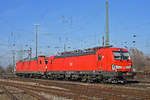 DB Lok 185 248-2 schleppt die Siemens Vectron 193 323-3 durch den badischen Bahnhof.
