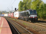 Die X4E-621 MRCE Dispolok mit einem intermodalen Güterzug bei der Durchfahrt durch Poznań Starołęka, Polen, 24.09.2019.