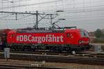 DB Cargo fährt laut 193 338, hier am 27 Augustus 2020 in Venlo.