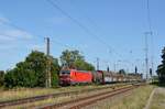 Mit einem gemischten Güterzug am Haken rollt 193 382 am 14.08.21 durch Saarmund Richtung Seddin.