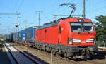 DB Cargo AG [D] mit  193 345  [NVR-Nummer: 91 80 6193 345-6 D-DB] und KLV-Zug am 12.10.22 Durchfahrt Bahnhof Golm.