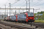Doppeltraktion, mit den Loks 193 475-1 und 193 478-5 durchfahren den Bahnhof Pratteln.