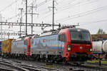 Doppeltraktion, mit den Siemens Vectron Loks 193 472-8 und 193 468-6, durchfährt den Bahnhof Pratteln.