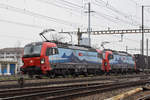 Doppeltraktion, mit den Siemens Vectron 193 475-1 und 193 478-5, durchfährt den Bahnhof Pratteln.