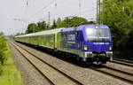 Der erste FlixTrain der Relation Berlin - Köln (zug-Nr. 27802)bei Düsseldorf-Angermund am 23.5.19. Der Zug besteht aus 9 Wagen in Flixgrün, und es führt 193 826. Man ahnt bereits, dass sich die Lok auf der Rückfahrt anders präsentieren wird.