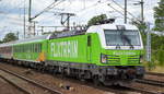 BTE BahnTouristikExpress GmbH/Flixtrain mit der angemieteten Rpool  193 813-3  [NVR-Nummer: 91 80 6193 813-3 D-Rpool] und Wagengarnitur (leer) bei der Durchfahrt Bf.