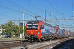 Doppeltraktion, mit den Siemens Vectron 193 471-0 und 193 462-9, durchfährt den Bahnhof Pratteln.