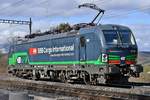193 258 als Lokzug unterwegs bei Effingen AG (Schweiz) kurz vor Erreichen des Bözbergtunnels unterwegs in Richtung Brugg am 18.02.2020.