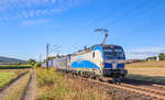 193 822 Adria Transport und 189 840 mit dem Miratrans KLV nach Oderbrücke und dann weiter nach Polen am 25.08.2020 in Kerzell bei Fulda