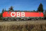 Schön die grossen Buchstaben der ÖBB auf der neuen Vectron Lok.
