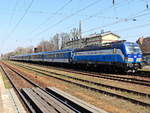 193 294 (NVR-Nummer: 91 80 6193 294-6 D-ELOC) Vectron mit einem Eurocity EC in Richtung Prag durchfährt den Bahnhof Zossen am 21. April 2021.

