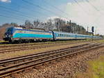 193 298 (NVR-Nummer: 91 80 6193 298-7 D-ELOC) Vectron mit einem Eurocity EC in Richtung Hamburg durchfährt den Bahnhof Zossen am 28. April 2021