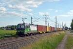 Mit einem SETG-Containerzug am Haken rollte 193 721 der ELL am 13.06.21 durch Braschwitz Richtung Magdeburg.