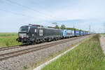 X4E -620 u.186 942-9 ziehen einen Aufliegerzug bei Braschwitz am 01.06.2021 in Richtung Halle/S.