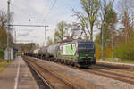 Am letzten Tag des April 2021 führt Vectron 193 208 des Wiener Leasing-Unternehmens ELL einen Kesselwagenzug durch den Bahnhof Aßling in Oberbayern. Diese Lokomotive war Vorbild für ein H0 Modell des Herstellers Piko. 30.4.2021