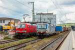 193 333 DB & 193 835 BoxXpress mit Containerzug in Würzburg Hbf, August 2021.