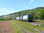 LTE 193 299 mit Containerwagen Richtung Würzburg, am 25.08.2021 in Thüngersheim.