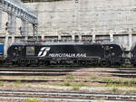 MRCE / Mercitalia Rail 193 708-5 vor einem abgestellten KLV Zug im Bahnhof Brenner/Brennero.