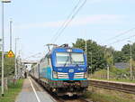 193 297 (NVR-Nummer: 91 80 6193 297-9 D-ELOC) Vectron mit einem Eurocity EC in Richtung Zossen bei der Durchfahrt durch den Bahnhof Dabendorf am 26. September 2021.