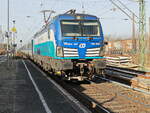 193 298 (NVR-Nummer: 91 80 6193 298-7 D-ELOC) Vectron mit einem Eurocity EC in Richtung Prag durchfährt den zur Zeit eingleisigen Bahnhof Wünsdorf-Waldstadt am 13.