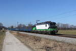 193 761 mit einem Holzzug aus München kommend am 28. Februar 2022 bei Übersee am Chiemsee.
