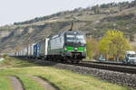 193 217 ist mit einem Aufliegerzug in Richtung Süden unterwegs,am 13.04.2022 bei Thüngersheim
