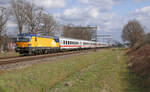 NS 193 766 mit dem IC240 am Haken in Richtung Amsterdam, Harselaar 26. März 2021.