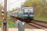 193 290 (NVR-Nummer: 91 80 6193 297-4 D-ELOC) Vectron mit einem Eurocity EC passiert den Ort Rangsdorf (Groß Machnow) in Höhe der Pramsdorfer Straße am 01.