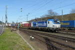 boxXpress.de 193 841 mit Containerwagen Richtung Fulda, am 11.04.2022 in Bad Hersfeld.