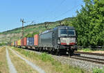 MRCE 193 858 mit einem Containerzug in Thüngersheim auch gen Würzburg fahrend am Dienstag den 19.7.2022