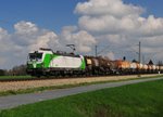 Die Siemens Vectron 193 240 der SETG ( Salzburger Eisenbahn Transportlogistik GmbH ) mit einem Knickkesselzug am 10.04.16 bei Übersee am Chiemsee.