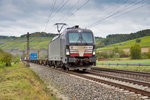 X4E -878 (193 878) von MRCE passierte am 13.10.16 mit einen Containerzug die Station Himmelstadt.