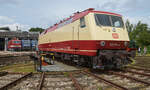 Am 01.08.2021 präsentierte sich die frisch lackierte 120 005 des Thüringer Eisenbahnvereins anlässlich des Sommerfestes auf der Drehscheibe des Eisenbahnmuseums in Weimar.