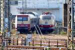 Side-by-side: Gestern Abend (10.04.2025) hat sich im Bw-Köln die E03 001 zu der seit einer Woche dort abgebügelt stehenden 101 001 hinzugesellt. Leider gibt es auf diese  Parkposition  keinen wirklich freien Ausblick auf die beiden E-Loks. 
Dennoch erscheint mir hier der optische Vergleich der beiden Lok-Fronten ganz interessant.