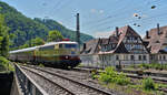 Mit dem mittäglichen D 337 nach Stuttgart kommt die E 03 001 bei leider suboptimalem Sonnenstand aus Ulm zurück und durchfährt Geislingen am Fuss der Steige