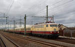 Zusammen mit 103 113 führte E 03 001 einen TEE von Butzbach nach Dresden. Hier passiert der Zug am 08.12.18 den S-Bahnhof Halle Messe Richtung Leipzig.