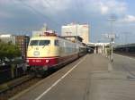 Die BR 103 235-8 mit TEE Rheingold 79801 am 25.04.2007 um 18:15 Uhr bei der Ausfahrt in Essen Hbf.