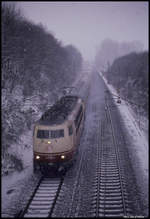 Bei dichtem Schneetreiben ist hier 103185 mit dem IC 818 Bettina von Arnim nach Hamburg unterwegs. Der Zug erreicht hier am 13.2.1991 um 15.31 Uhr den Ortsrand von Hasbergen.