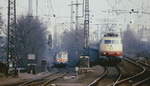 Paralleleinfahrt von 103 240-8 mit einem IC und eines Nahverkehrszuges mit führendem Steuerwagen um 1980 in den Bahnhof Köln-Deutz. Heute ist die im Hintergrund sichtbare Industriekulisse komplett verschwunden.