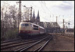 103105 hat mit dem IC 500 Heinrich der Löwe Köln HBF verlassen und fährt hier am 25.3.1993 vor der Kulisse der Hohenzollernbrücke und den Türmen des Doms in Köln Deutz