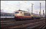 103171 verlässt hier am 25.3.1993 um 14.46 Uhr mit dem EC 109 Thuner See nach Interlaken Ost den Bahnhof Köln Deutz.
