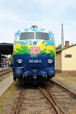 DB Museum Koblenz 103 220-0 mit frischer Touristik Lackierung am 16.06.17 beim Sommerfest 