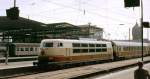 1973 Wiesbaden Hbf. Am Bahnsteig eingefahrener TEE aus Mnchen mit 103128. 