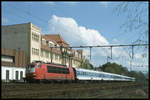 103188 kommt hier am 29.4.2001 um 12.43 Uhr mit dem Interregio von Berlin nach Münster durch Melle. Im Hintergrund ist das dortige Automuseum, welches früher eine Möbelfabrik war, zu sehen.