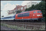 Roco Werbelok 103233 ist hier am 4.8.2002 um 12.28 Uhr mit dem IR 2343 auf dem Weg nach Berlin und fährt hier gerade an dem Automuseum in Melle vorbei.