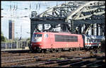 Am 26.02.2002 waren in Köln nur noch sehr vereinzelt E-Loks der Baureihe 103 im Intercity bzw. Inter Regio Dienst zu beobachten. 103237-4 war dabei und verlässt hier mit dem IR nach Karlsruhe um 13.13 Uhr die Hohenzollernbrücke und erreicht den HBF Köln.